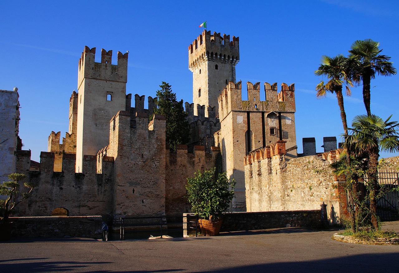 Castello di Sirmione, imponente rocca medievale affacciata sul Lago di Garda.