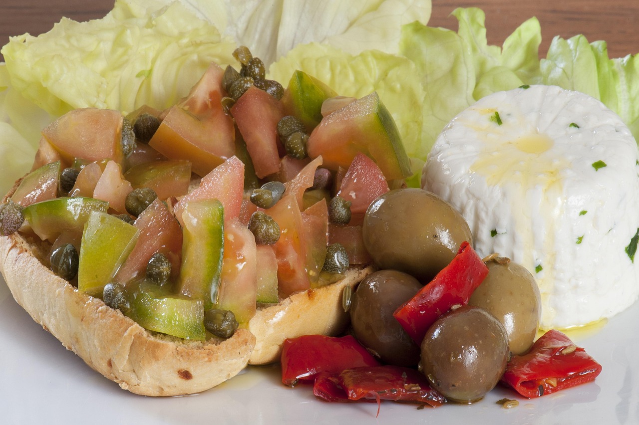 Capperi di Pantelleria in primo piano, simbolo della cucina dell'isola e del suo sapore unico.