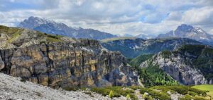 Panorama della valle nascosta in Trentino, con montagne e natura incontaminata.