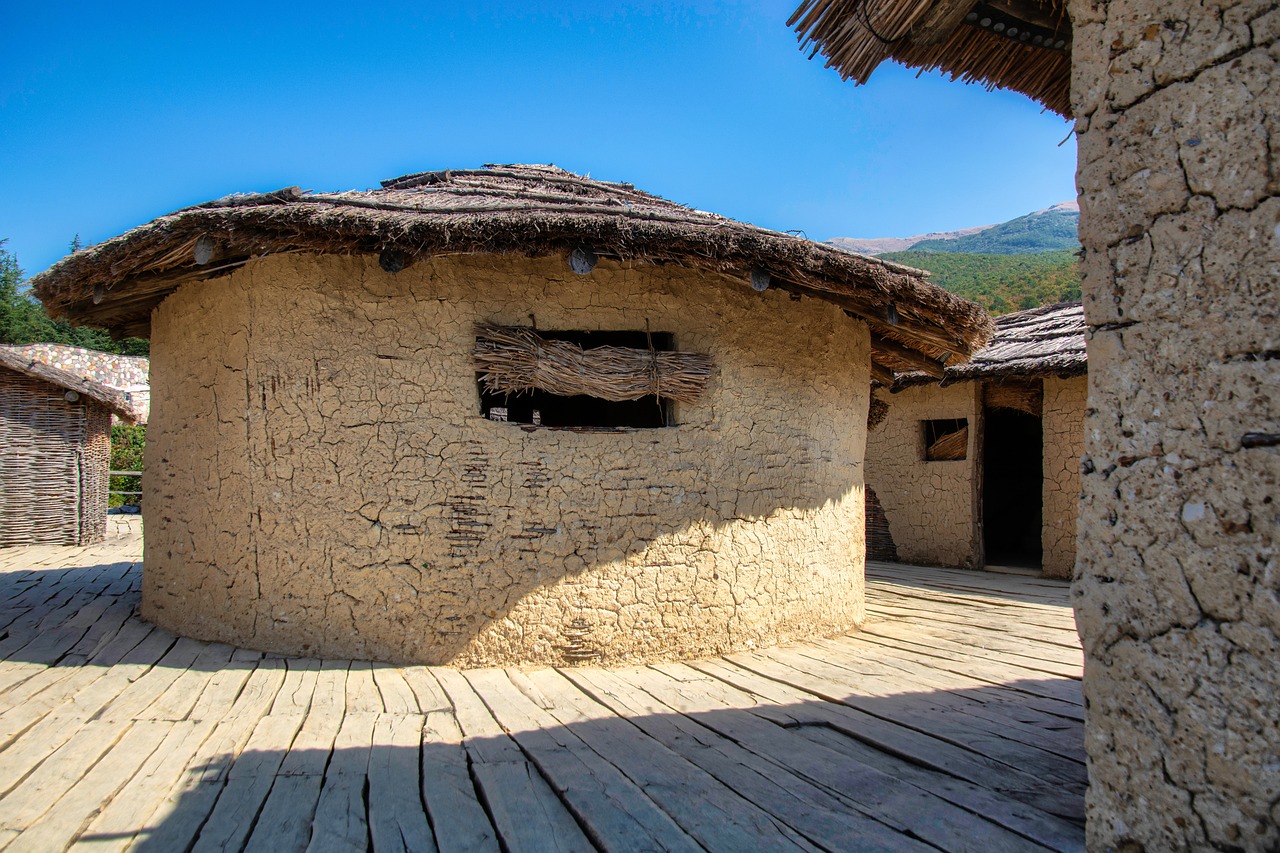 Vista panoramica del borgo con strade acciottolate e antiche abitazioni, simbolo di una storia autentica.