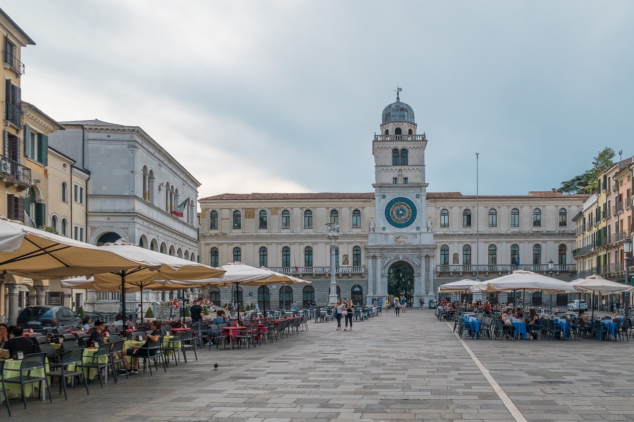 Piazza storica in una città veneta, con architettura affascinante e atmosfera vivace.