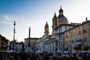 Piazza segreta di Roma, con affascinanti architetture e dettagli storici che catturano l'attenzione dei visitatori.