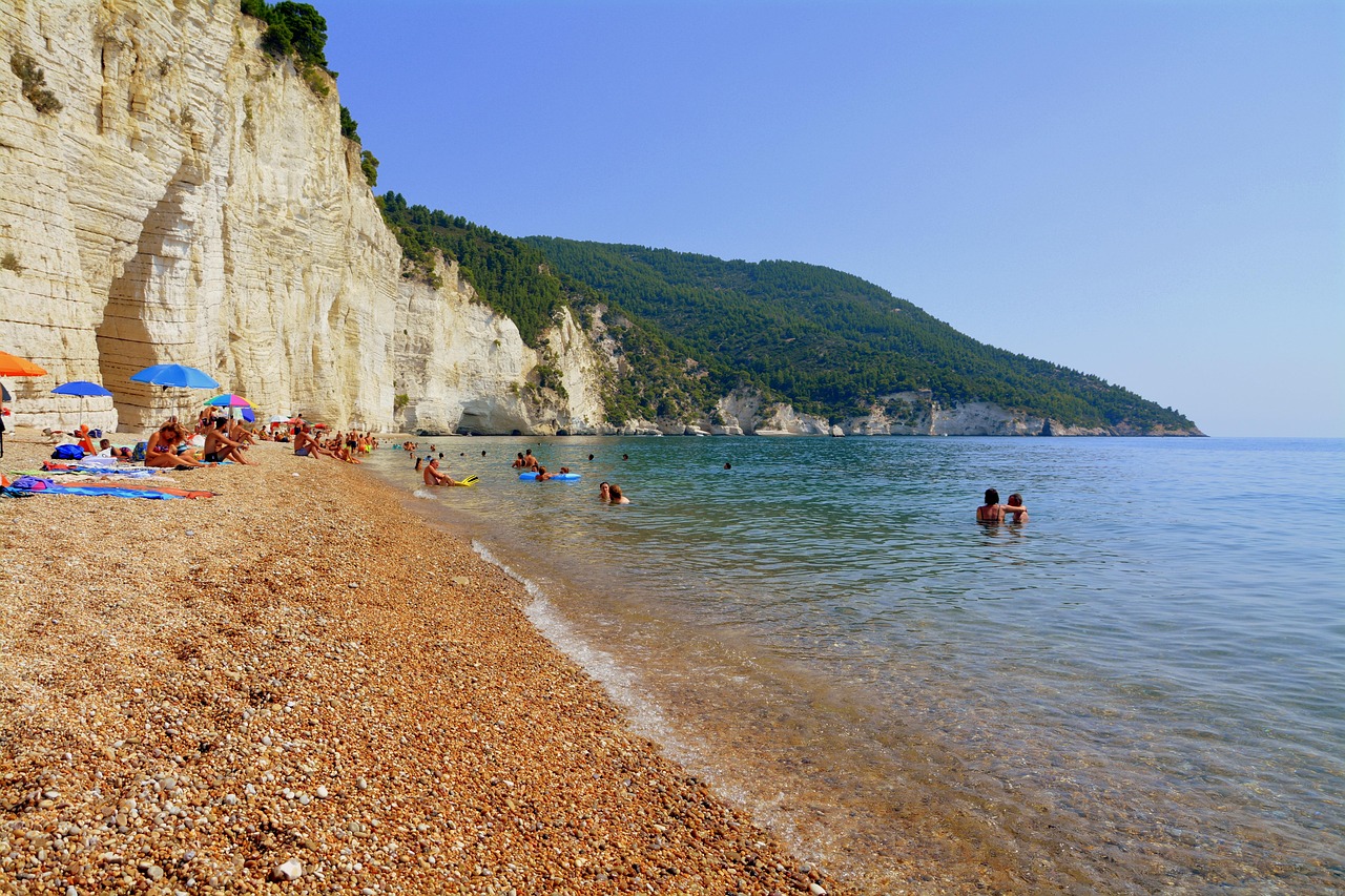 Panorama delle spiagge cristalline dell'Isola di San Pietro al tramonto.