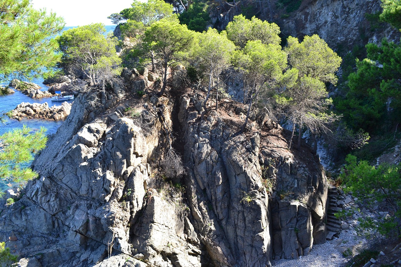 Scorcio della grotta di Nettuno con la scalinata "Escala del Cabirol" e il mare blu sullo sfondo.