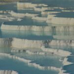 Sorgenti termali di Saturnia con acqua calda e paesaggio naturale circostante.