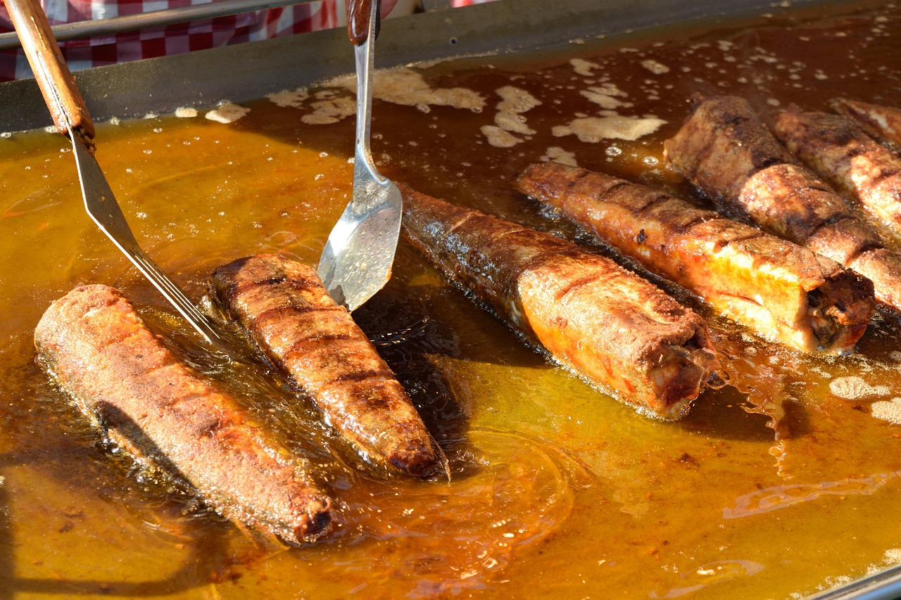 Festa del pesce fritto in un pittoresco paesino siciliano con bancarelle e visitatori entusiasti.