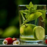 Bevanda fresca e salutare per il fegato, servita in un bicchiere con ghiaccio e limone.