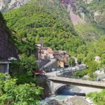 Panorama del borgo pittoresco con stradine acciottolate e case colorate, meta sorprendente per viaggiatori esperti.