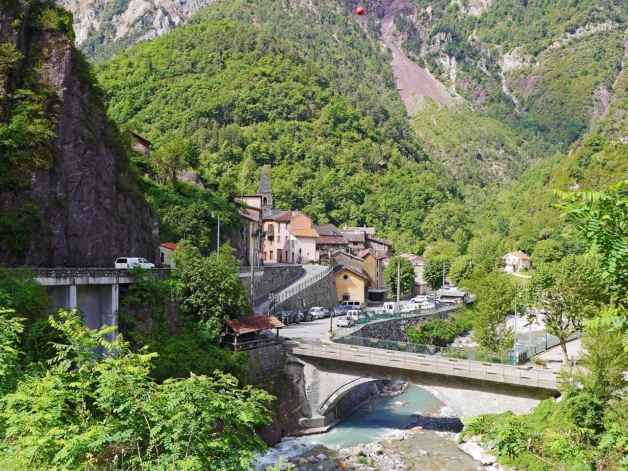 Panorama del borgo pittoresco con stradine acciottolate e case colorate, meta sorprendente per viaggiatori esperti.