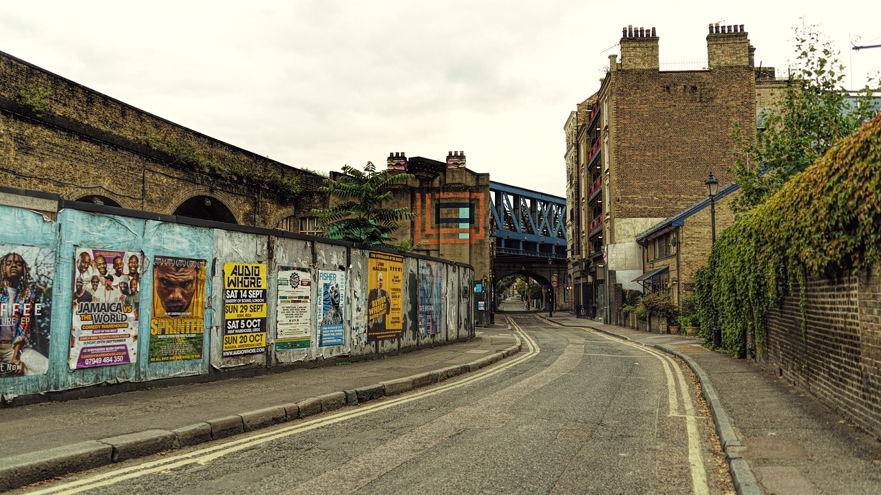 Vista di un quartiere di Londra con negozi e caffè, ideale per risparmiare.