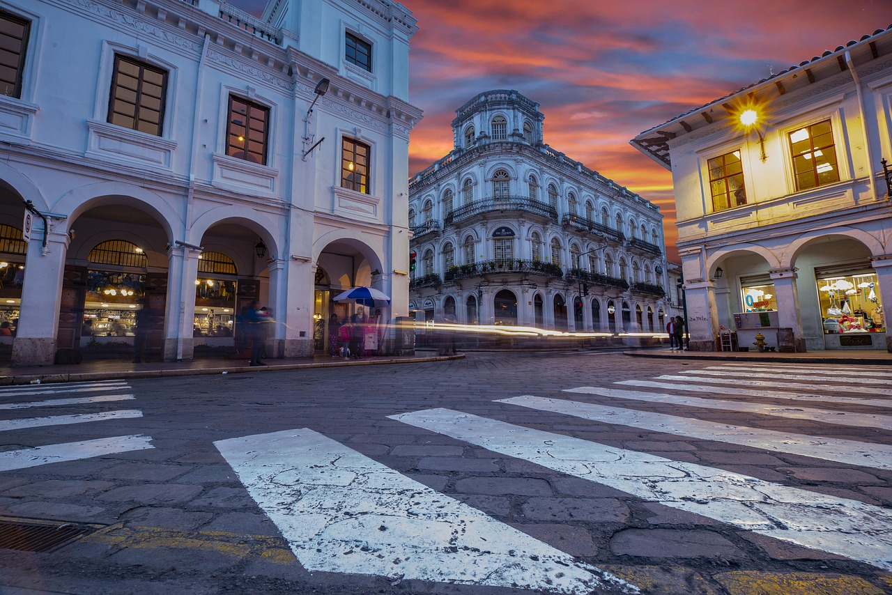Vista del centro storico con strade pedonali affollate da visitatori e negozi caratteristici.