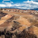 Vista panoramica del suggestivo paesaggio piemontese, con colline verdi e cieli sereni.