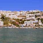 Vista panoramica dell'isola italiana nascosta, immersa nella natura e con acque cristalline.