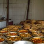 Trattoria rustica immersa nelle colline, con tavoli all'aperto e piatti tipici della tradizione.