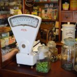 Bottega tradizionale in un pittoresco borgo, con prodotti artigianali e atmosfera nostalgica.