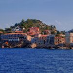 Panorama mozzafiato di un paese sardo, con case colorate e paesaggi da sogno.