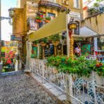 Stradine colorate di un piccolo paese ligure, simbolo del famoso pesto locale.