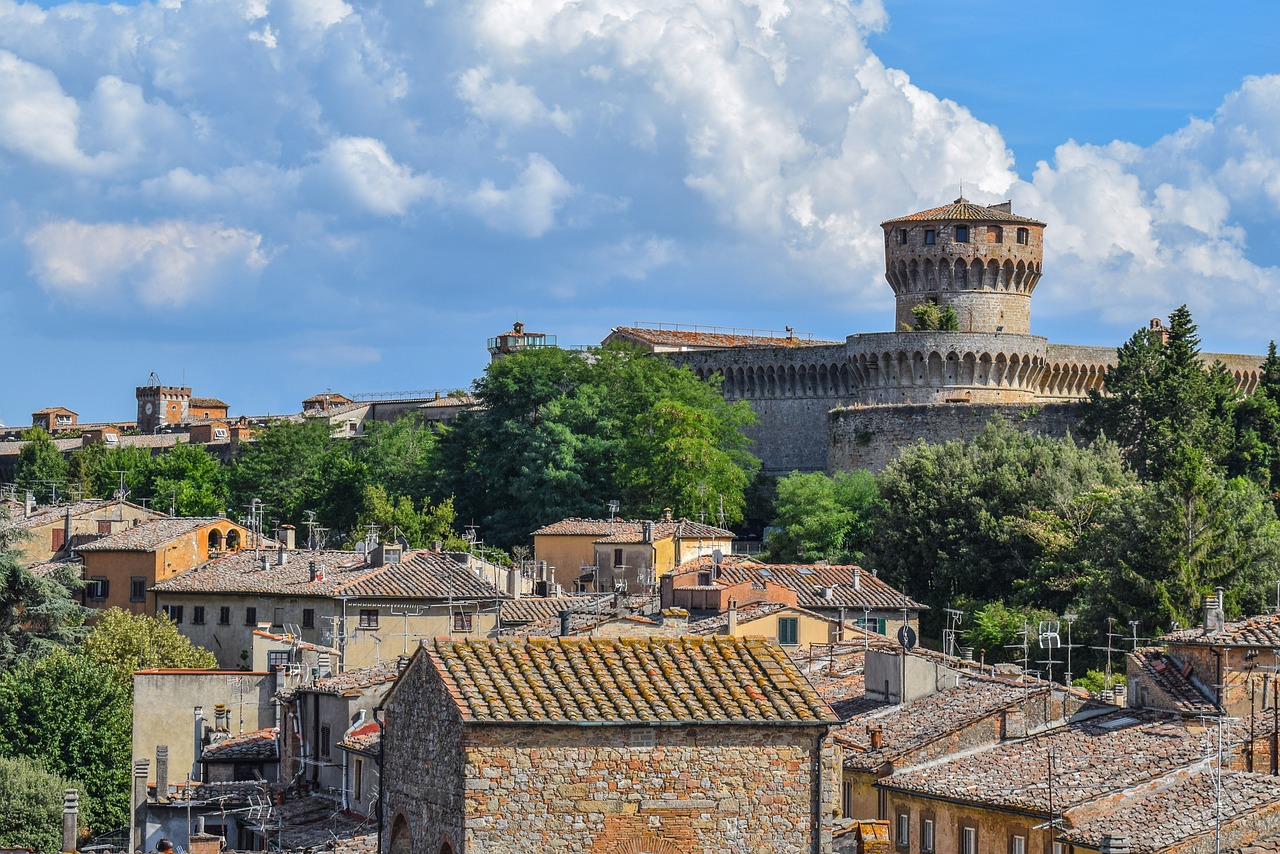Vista del castello degli Odescalchi sul lago di Bracciano, con divieto di barche a motore visibile.
