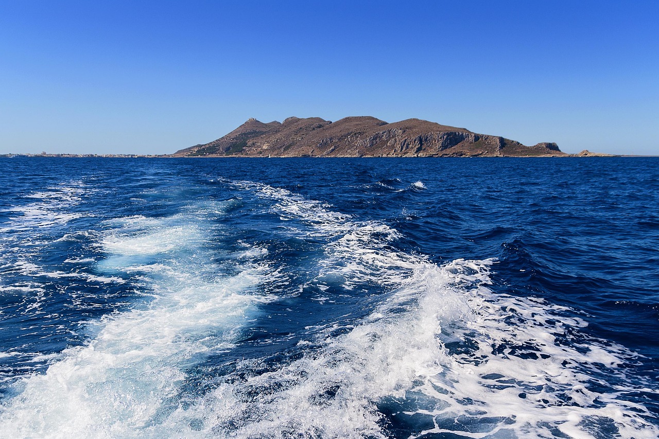 Panorama delle Eolie con isole e mare cristallino, simbolo di un viaggio imperdibile.