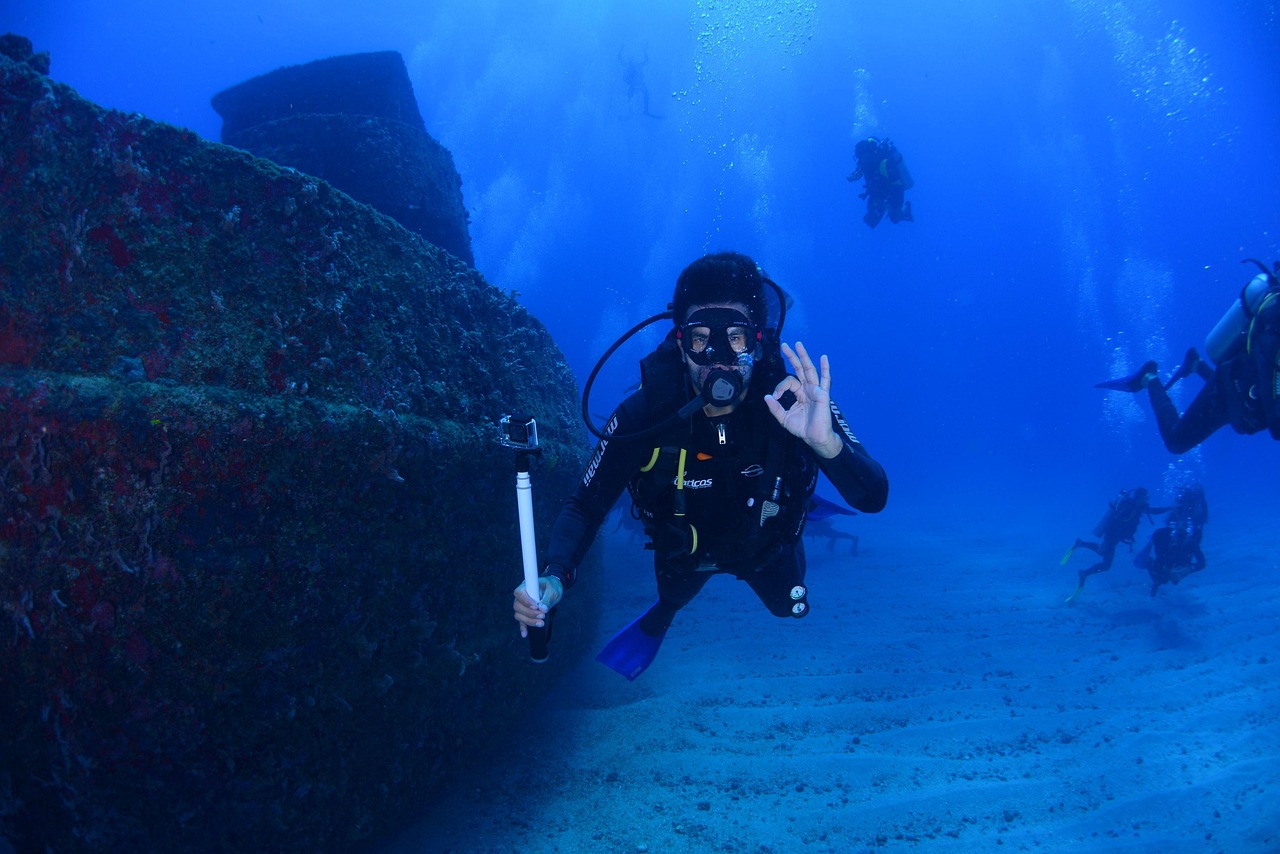 Statua del Cristo degli Abissi immersa nel mare, vista suggestiva dal fondale marino.