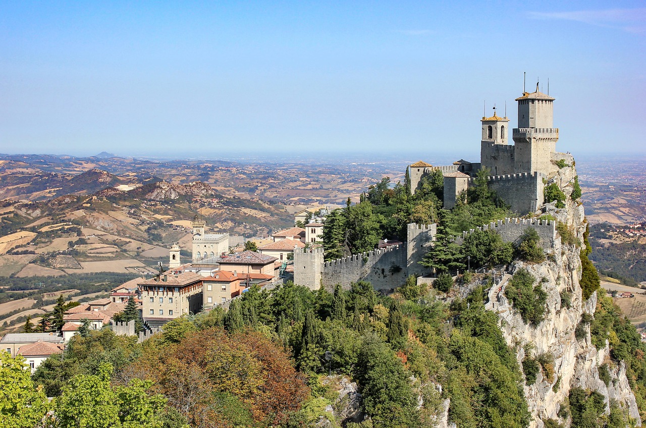Panorama del suggestivo paese piemontese, con stradine acciottolate e case colorate, ideale per una fuga romantica.
