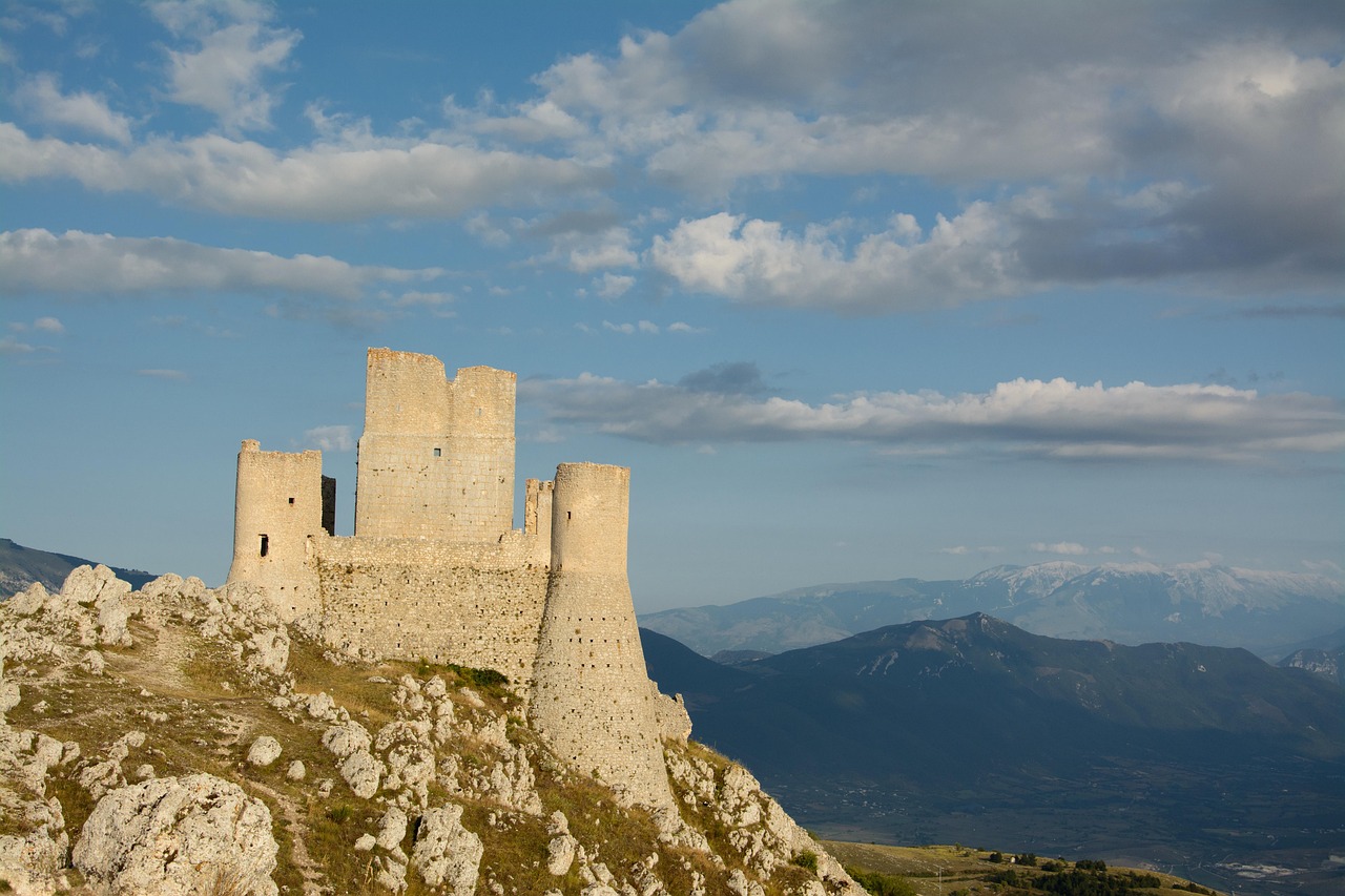 Vista panoramica del castello di Rocca Calascio, imponente fortezza situata nell'Appennino.