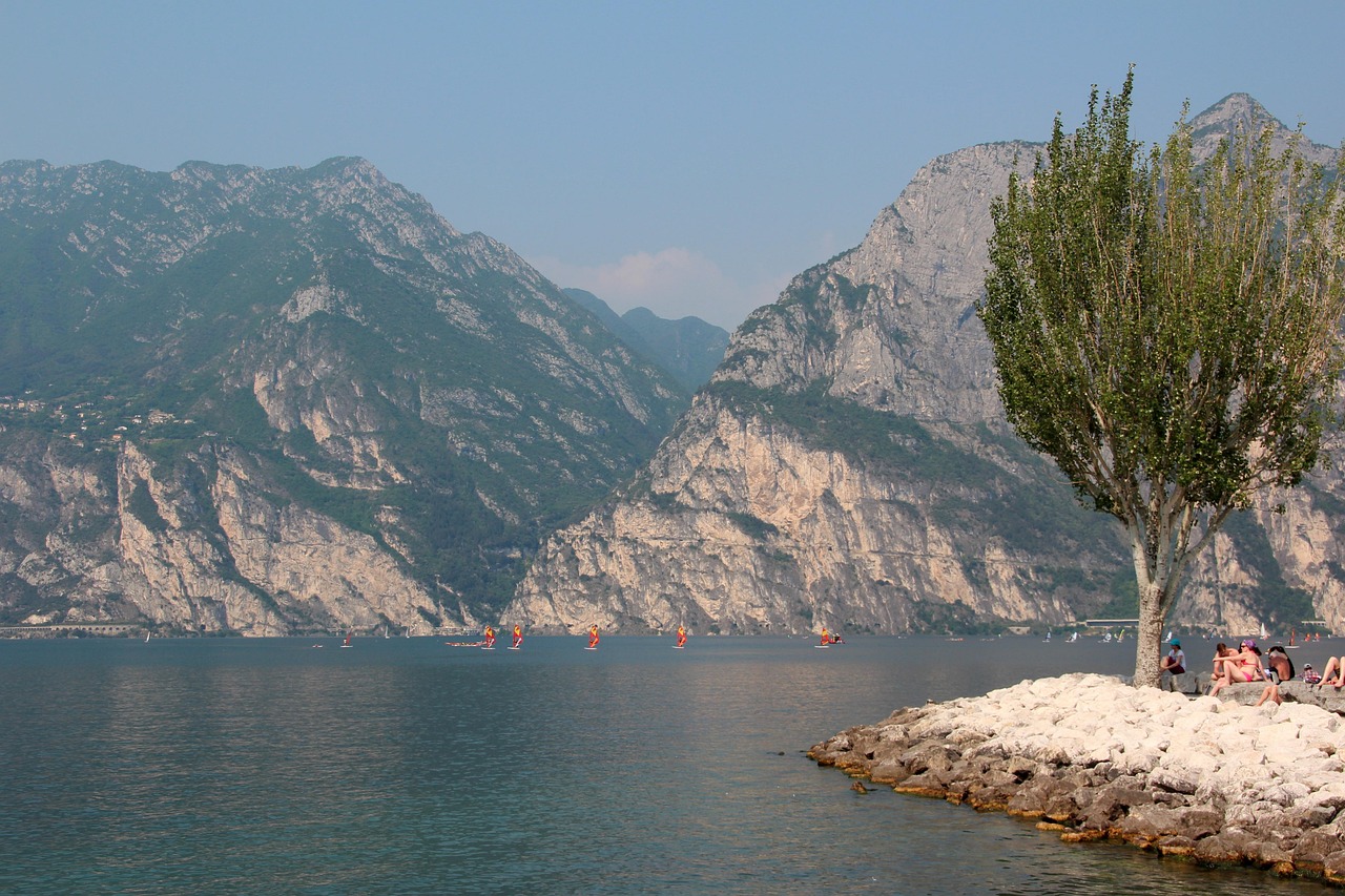 Lago italiano con acque blu e montagne, simile a un fiordo norvegese, immerso nella natura.