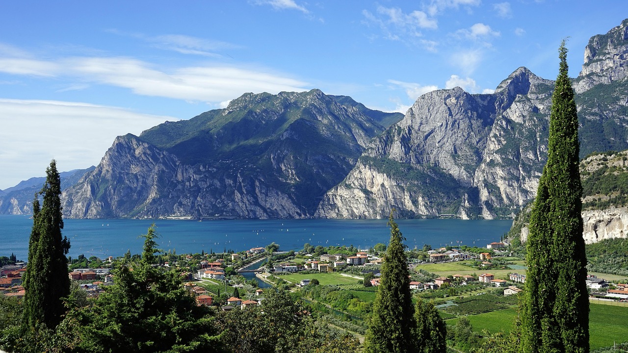 Lago italiano con acque turchesi e montagne sullo sfondo, simile a un fiordo norvegese.