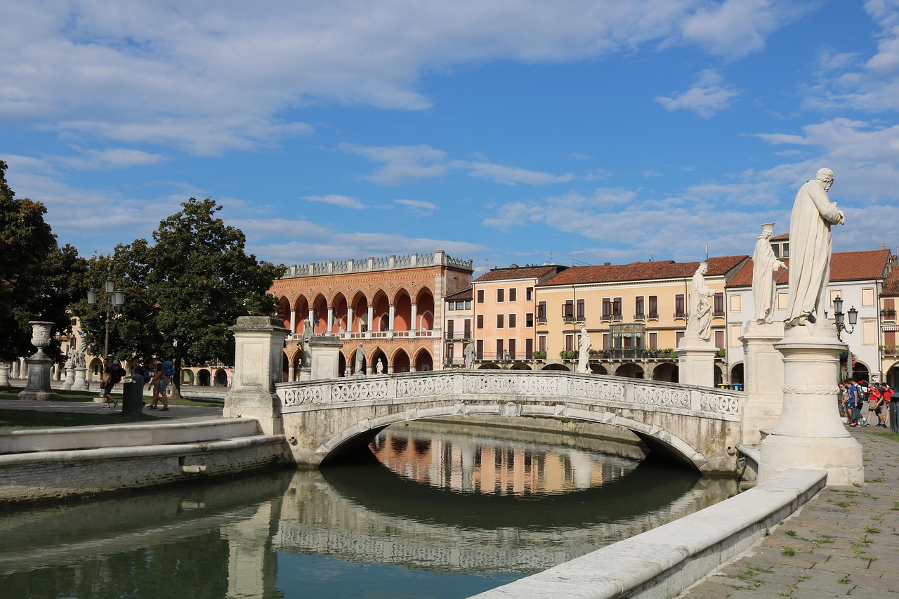 Panorama incantevole di un pittoresco paese veneto, con case colorate e paesaggio da fiaba.