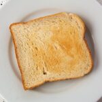 Fette biscottate con etichetta che evidenzia ingredienti dannosi per salute e digestione.