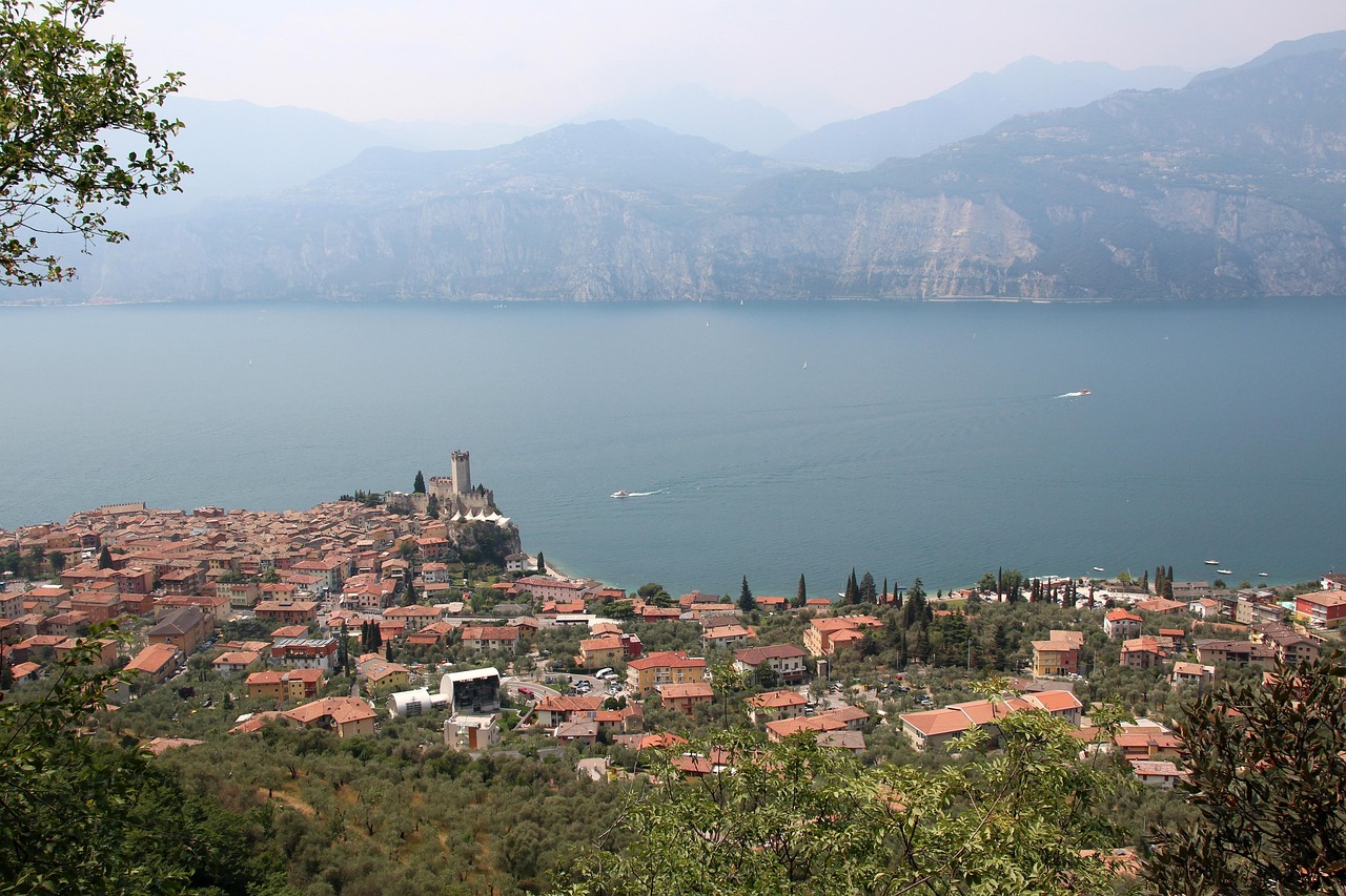 Vista panoramica del castello di Malcesine sul lago di Garda, perfetta per matrimoni romantici.