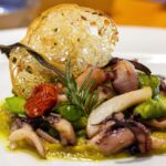 Ristorante veneto con piatti tipici, decorazioni rustiche e clienti soddisfatti che gustano sapori locali.