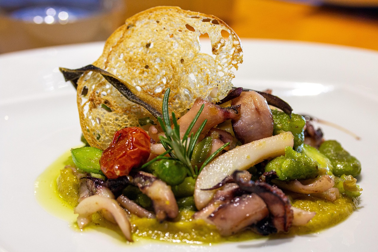 Ristorante veneto con piatti tipici, decorazioni rustiche e clienti soddisfatti che gustano sapori locali.