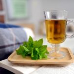 Tisana serale fumante in tazza con erbe aromatiche, ideale per favorire il sonno profondo.