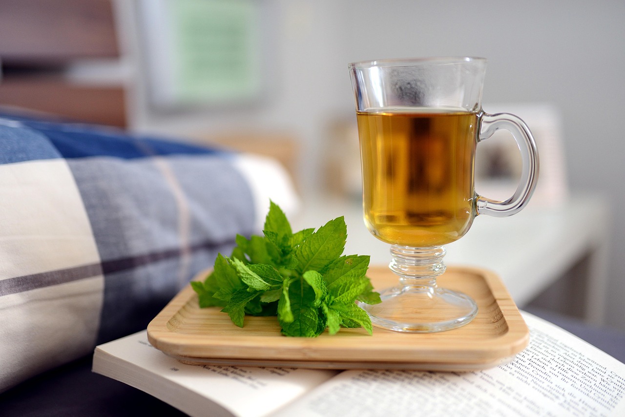 Tisana serale fumante in tazza con erbe aromatiche, ideale per favorire il sonno profondo.