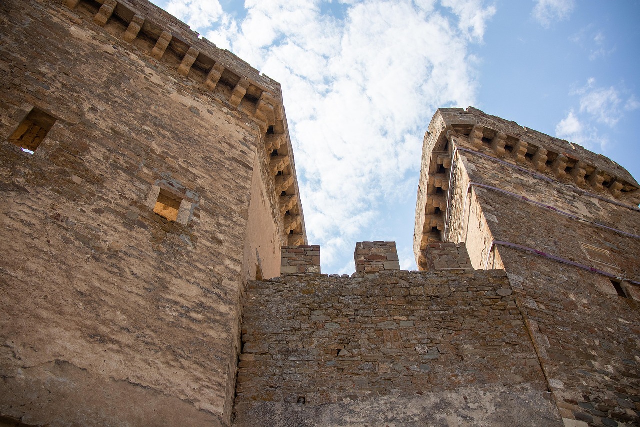 Castello di Monteriggioni con le sue storiche mura a corona, ispirazione per Dante Alighieri.