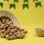 Immagine di arachidi con etichette informative sulle allergie alimentari.