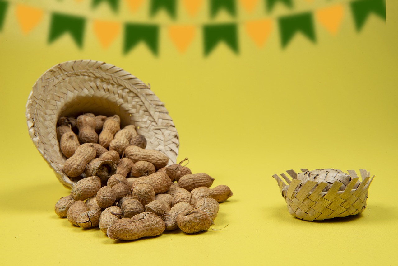 Immagine di arachidi con etichette informative sulle allergie alimentari.