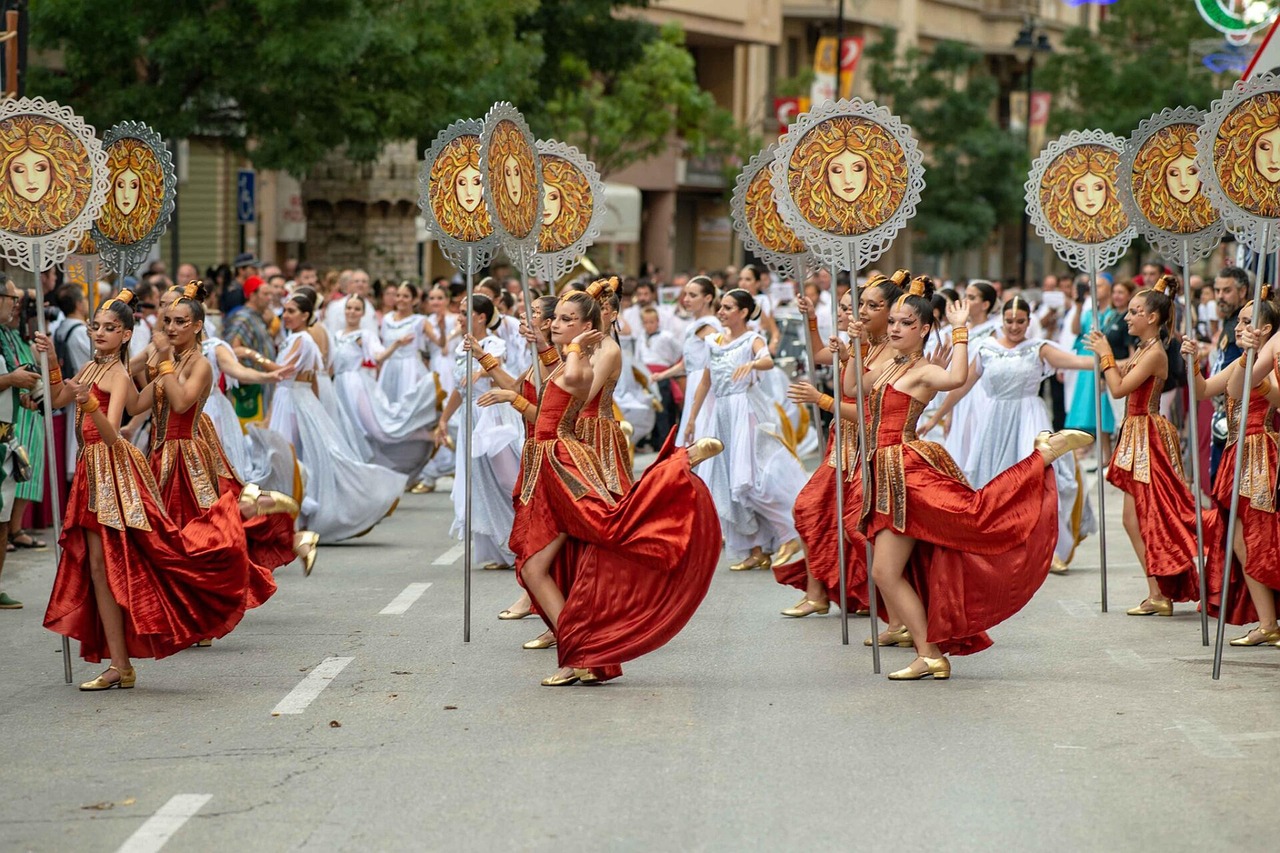 Festa tradizionale in Sardegna con persone che celebrano il pane carasau.