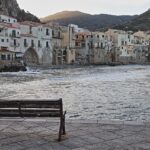 Pesca fresca in un pittoresco paese costiero, pesci pronti per essere serviti a tavola.