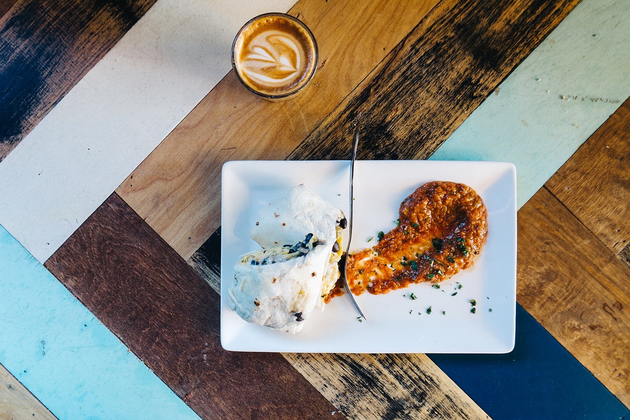 Colazione ricca di piatti tipici, caffè e dolci in un accogliente caffè.